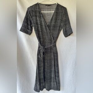 Apt. 9 V-Neck Faux Wrap Knee Length Dress Black and White with Tie Waist
